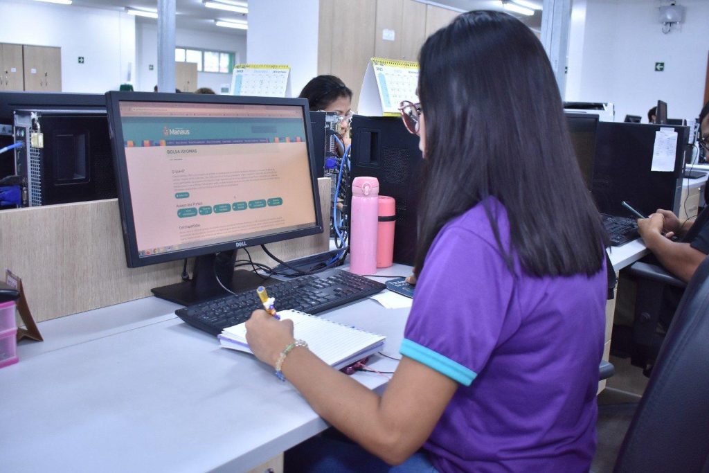 Prefeitura de Manaus estende horário para entrega de documentação do Programa Bolsa Idiomas