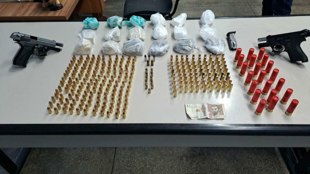 Mulher é presa com drogas, pistolas e mais de 290 munições, em Tabatinga