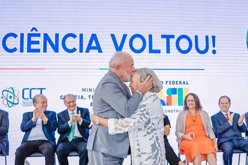 Pesquisadores recuperam condecorações revogadas no governo Bolsonaro