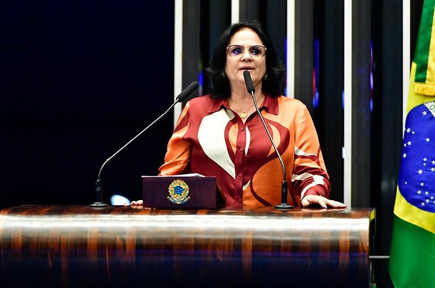 Damares manifesta indignação com ataques que vem sofrendo