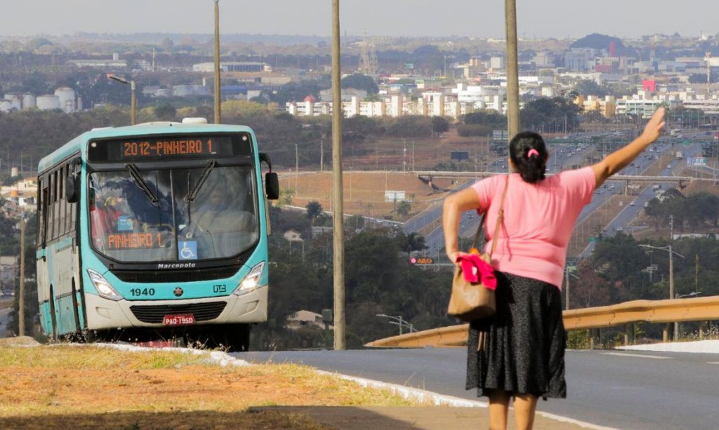 INSS estuda aceitar uso de transporte público como prova de vida