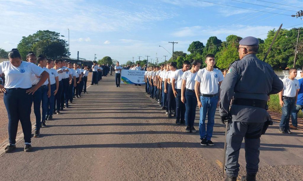 Governo publica decreto que revoga escolas cívico-militares