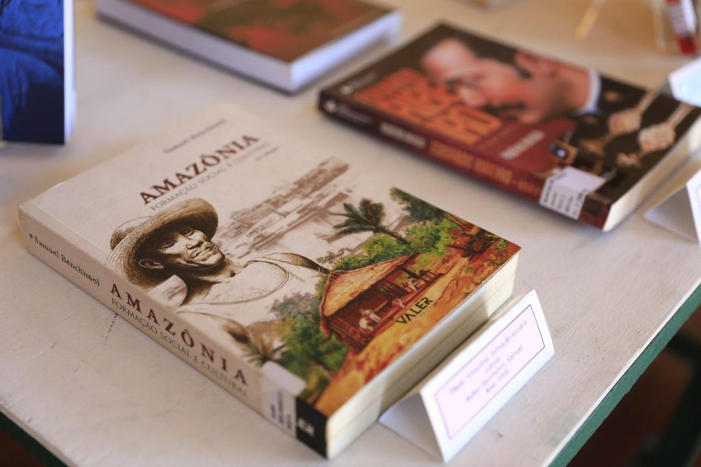 Palacete Provincial homenageia autores amazonenses no Dia do Escritor