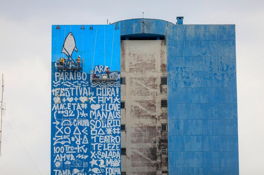Em Manaus, edifícios se transformam em telas gigantes para receber criações artísticas