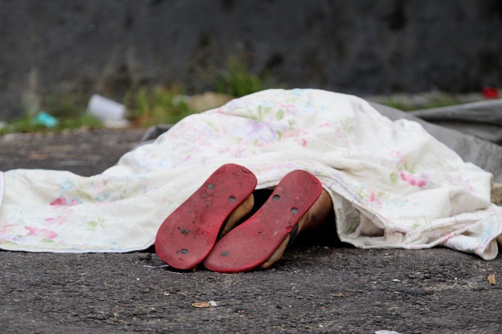 Homem é assassinado com cinco tiros ao sofrer emboscada em rua do Santa Luzia