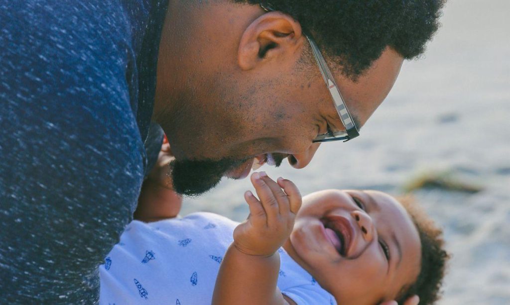 Paternidade é desafio para homens negros, aponta pesquisa