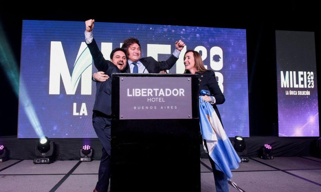 Milei surpreende e disputará Presidência da Argentina com Bullrich e Massa