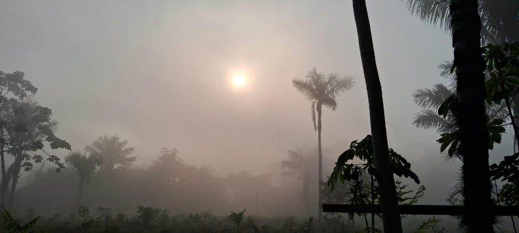 Queimada de lixo causa intensa nuvem de fumaça em Maués