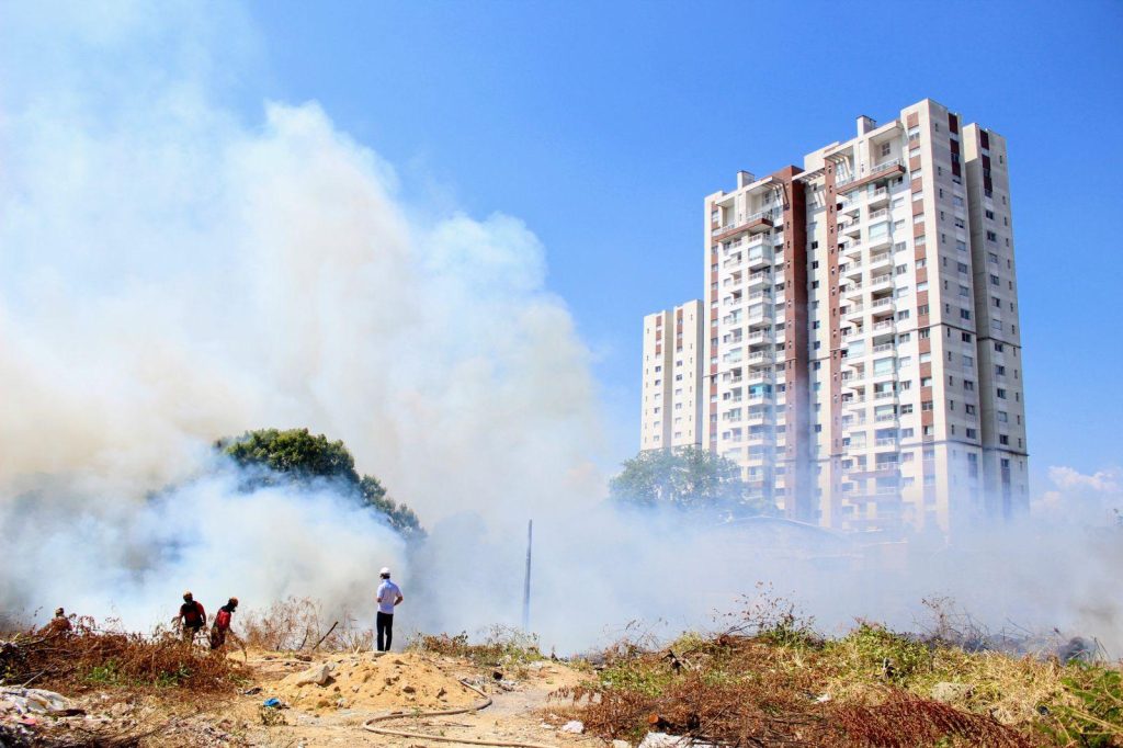 Incêndio atinge terreno abandonado no bairro Aleixo