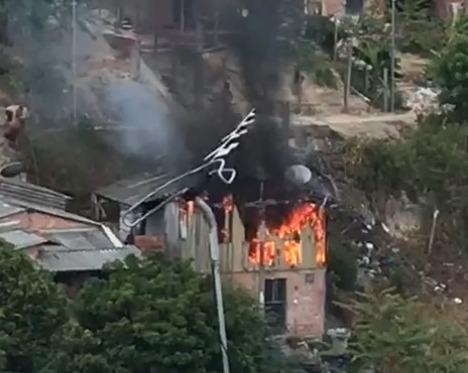 Incêndio destrói casa em comunidade no bairro Cidade de Deus