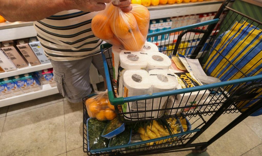 Alimentos e bebidas aliviam inflação para os mais pobres, aponta Ipea