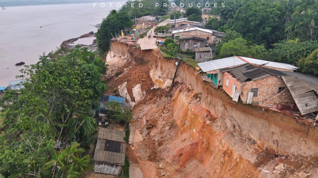 Barranco em área de risco desaba e deixa desabrigados em Manicoré