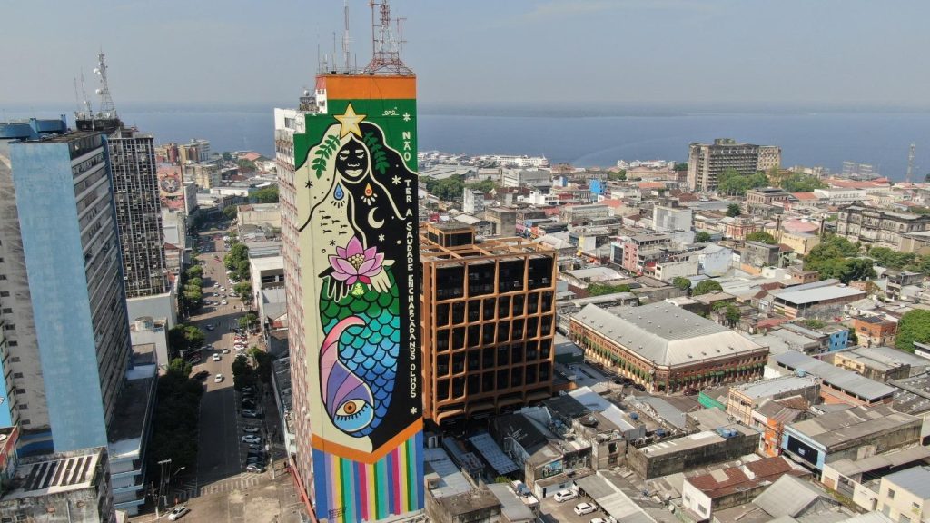 Artista selecionada em projeto nacional pinta obra de 80 metros no Centro de Manaus
