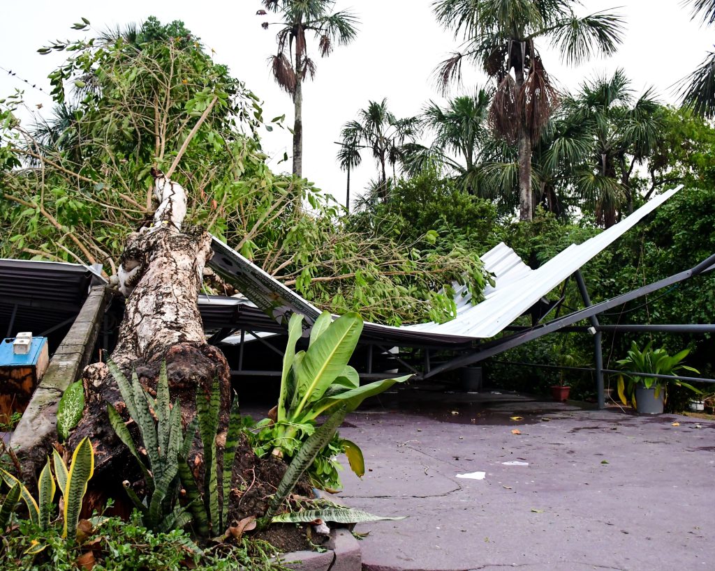 Apesar de rápida, chuva que atingiu área de Manaus causou prejuízos e risco de deslizamento