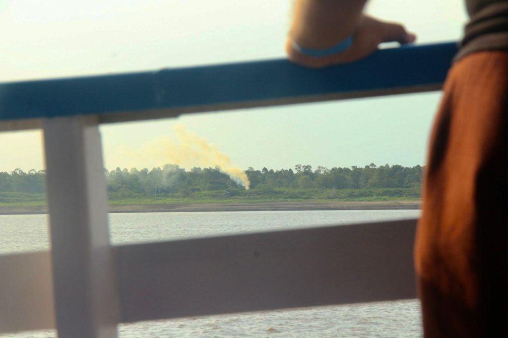 Seca dos rios e queimadas dificultam viagens fluviais no Amazonas