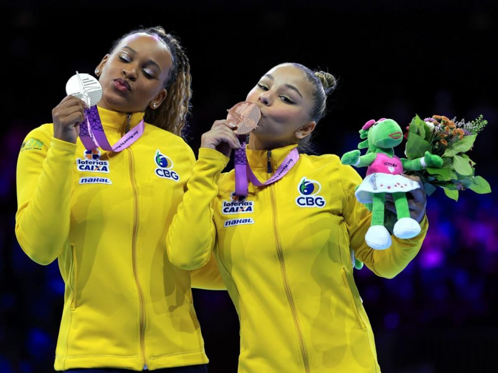 Rebeca Andrade e Flávia Saraiva fazem pódio duplo no solo em Mundial de Ginástica