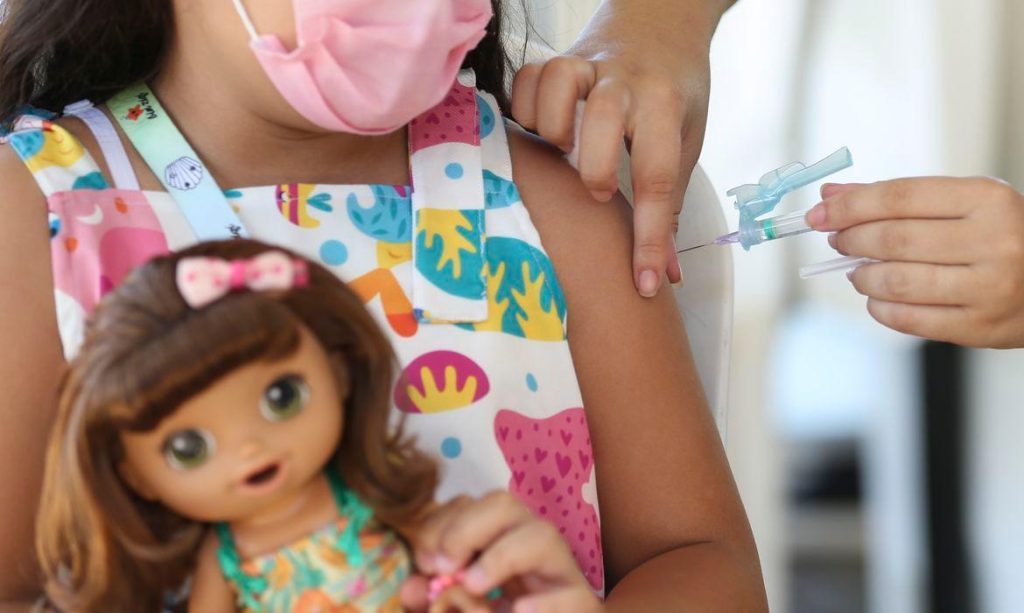 Vacinação protege crianças de sequelas da covid-19