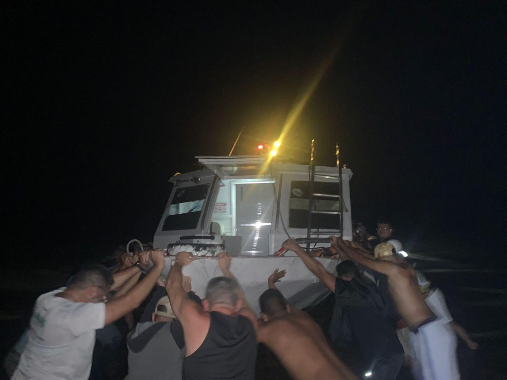 Embarcação vinda de Nhamundá colide com banco de areia no Rio Amazonas