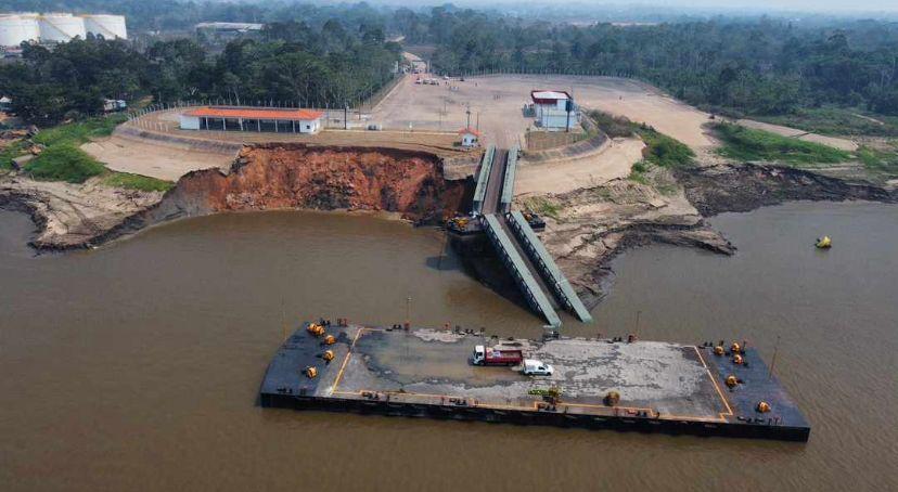 Desbarrancamento destrói parte do porto de Itacoatiara