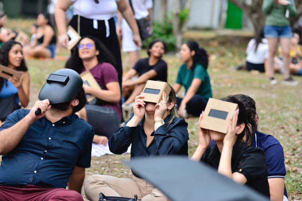 Fumaça dificulta observação do eclipse do Sol em Manaus