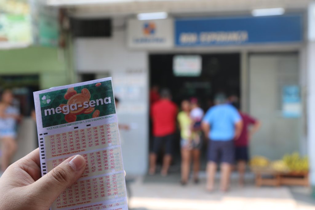 Saiba as dezenas sorteadas na mega-sena deste sábado (14)