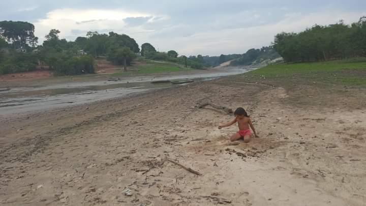 Indígenas Munduruku sofrem com a falta de água potável e alimentos, no Amazonas