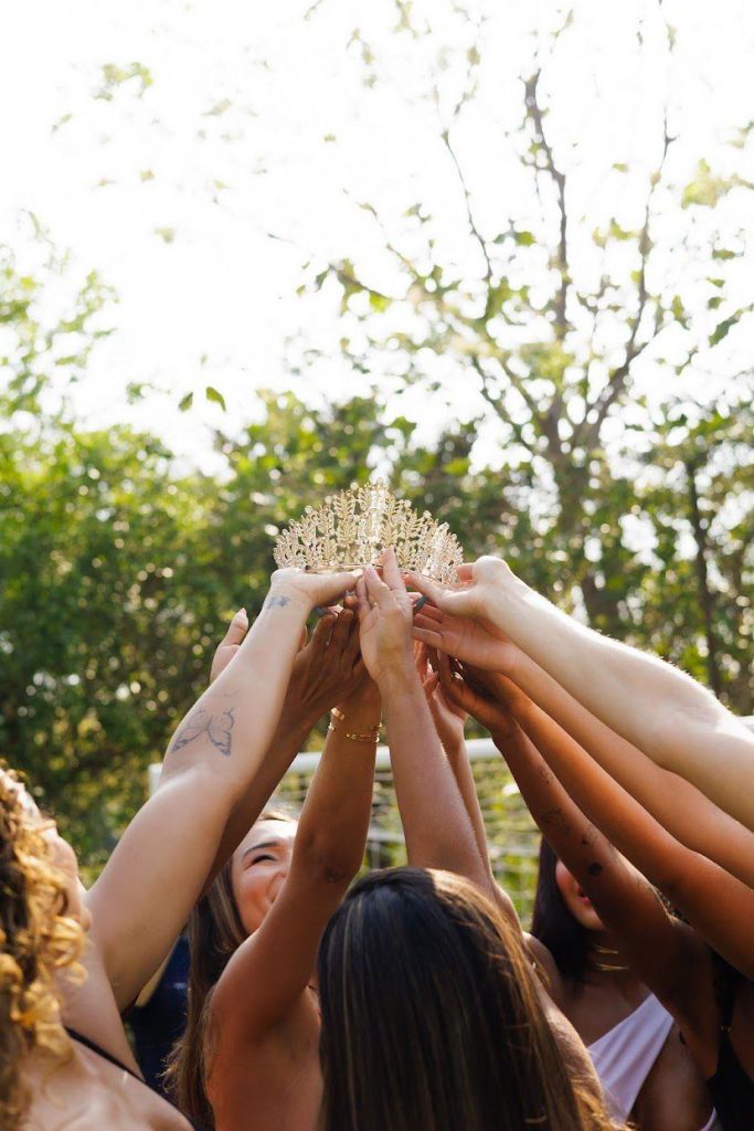 Rainha do Peladão 2023: candidatas posam em campo