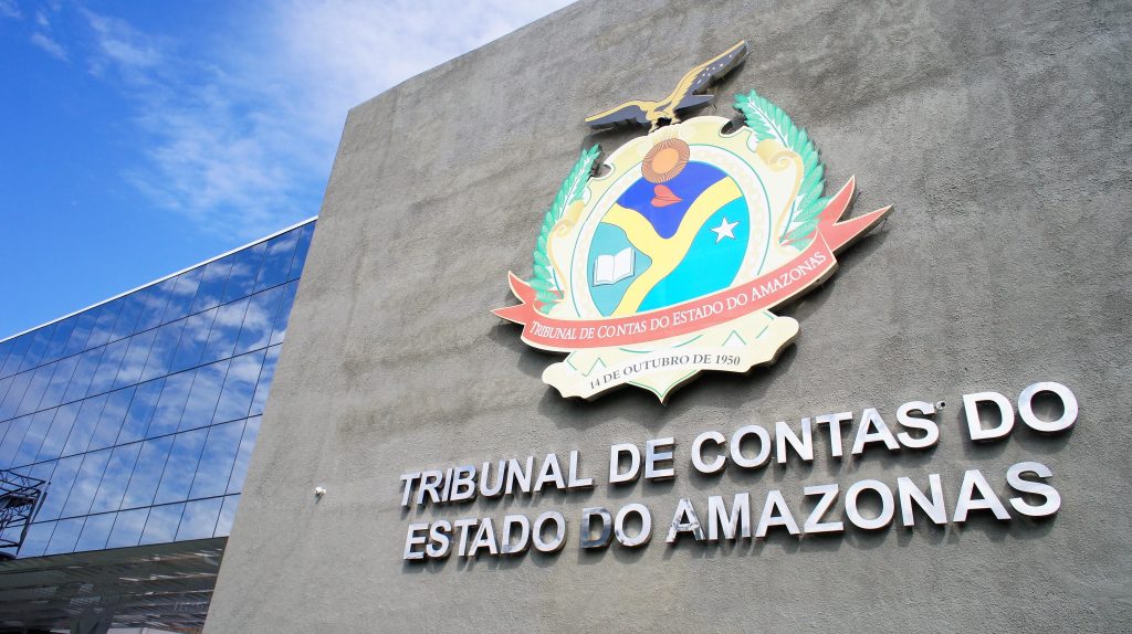 TCE-AM multa quatro gestores