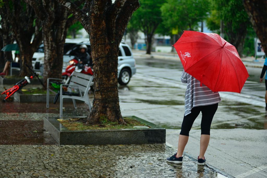 Chuva atinge Manaus e deixa cidade em estado de mobilização