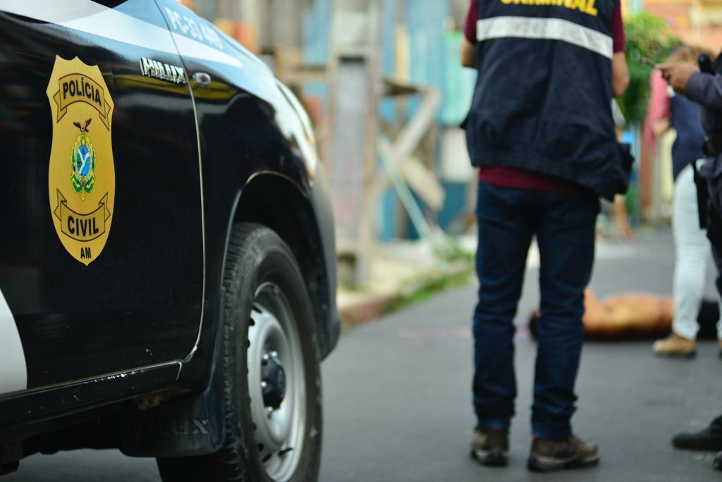 Sem identificação, homem é jogado de carro e executado a tiros em rua do bairro Compensa