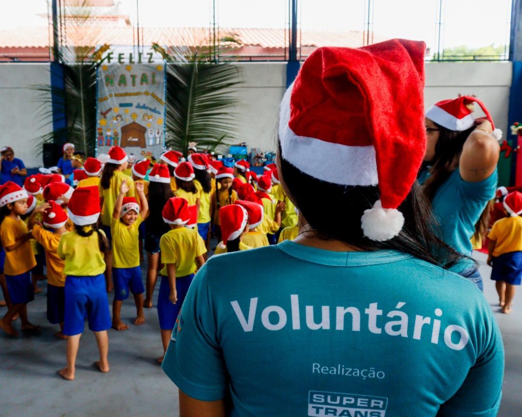 Crianças de Manaus recebem presentes de Natal em ação realizada pelo Super Terminais