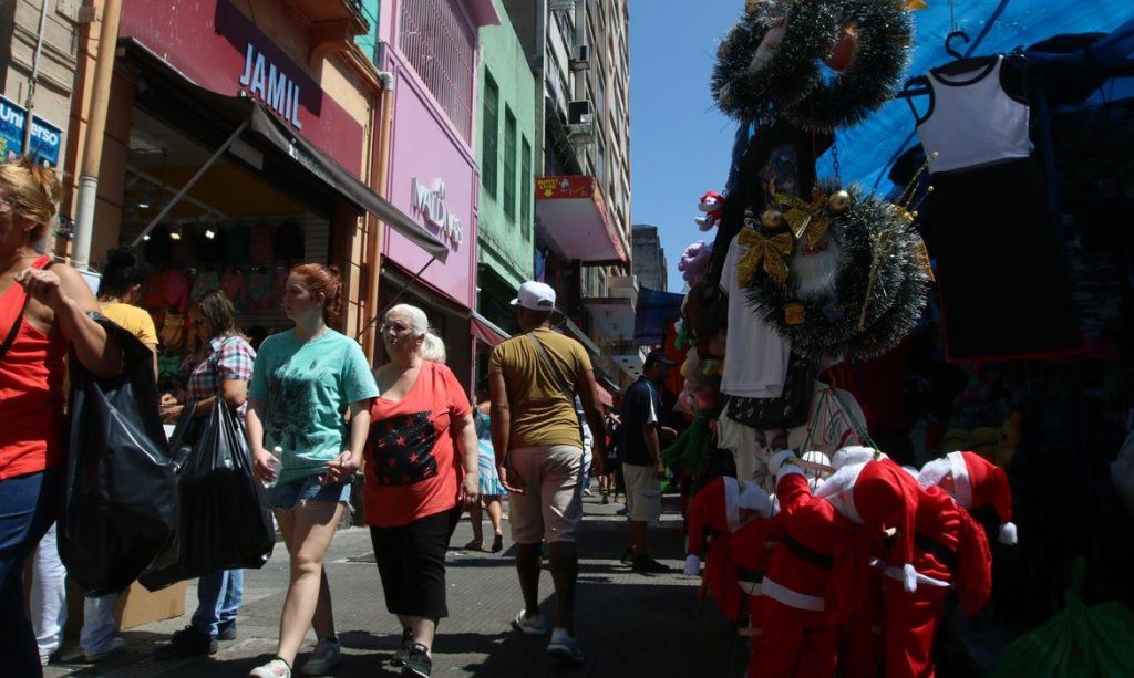 Mais de 40% dos consumidores pretender ir às compras para o Natal