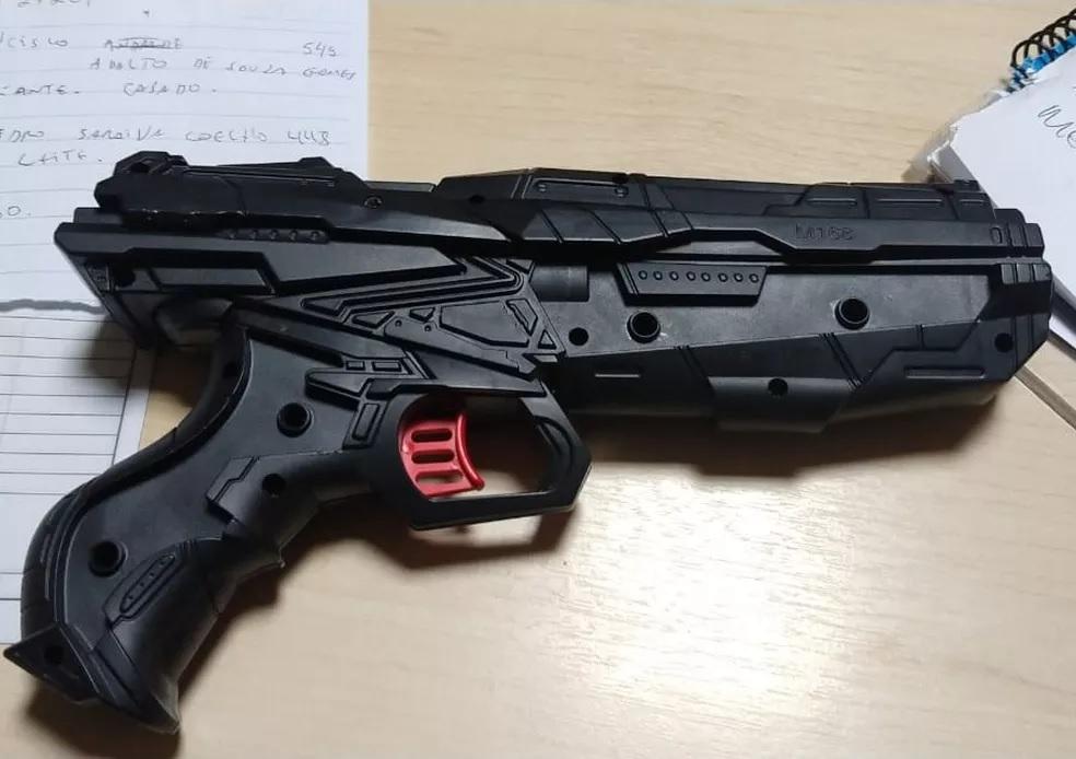 Arma de brinquedo no roubo gera grave ameaça, decide STJ