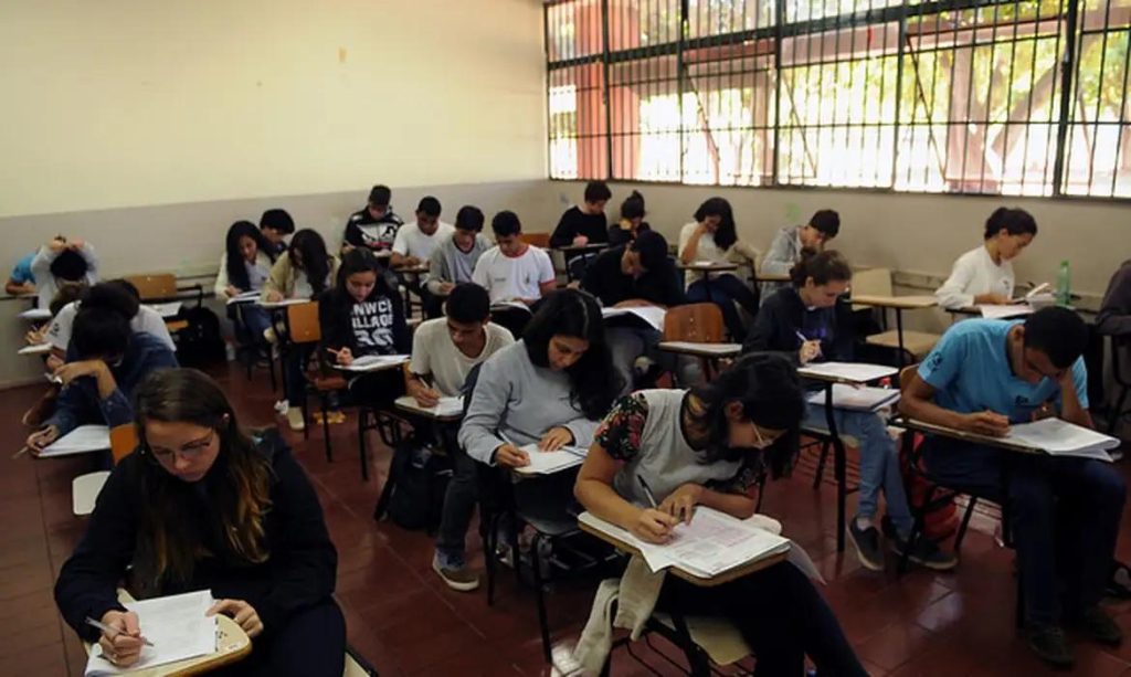 Ensino médio terá bolsa de R$ 200 contra evasão