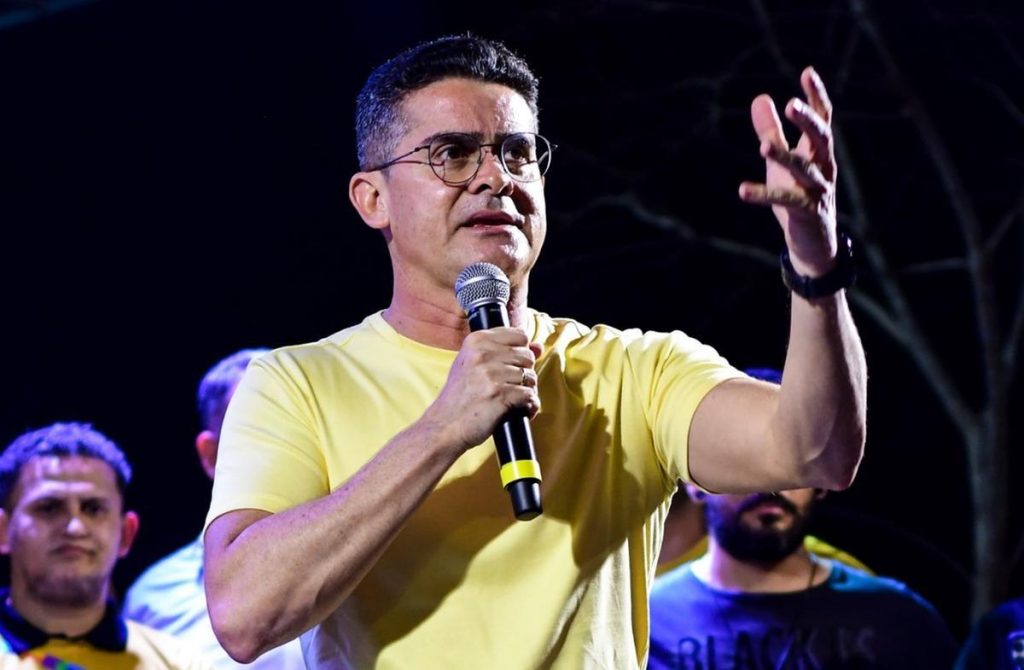 David sai na frente em pesquisa