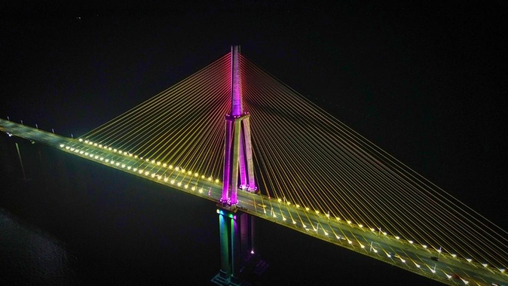 Ponte sobre o rio Negro muda de cor pelo combate à hanseníase
