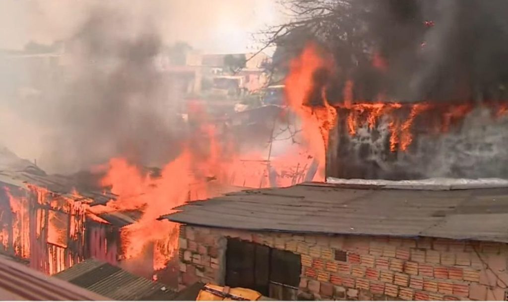 Incêndio destrói casas no beco Nonato, no bairro Praça 14