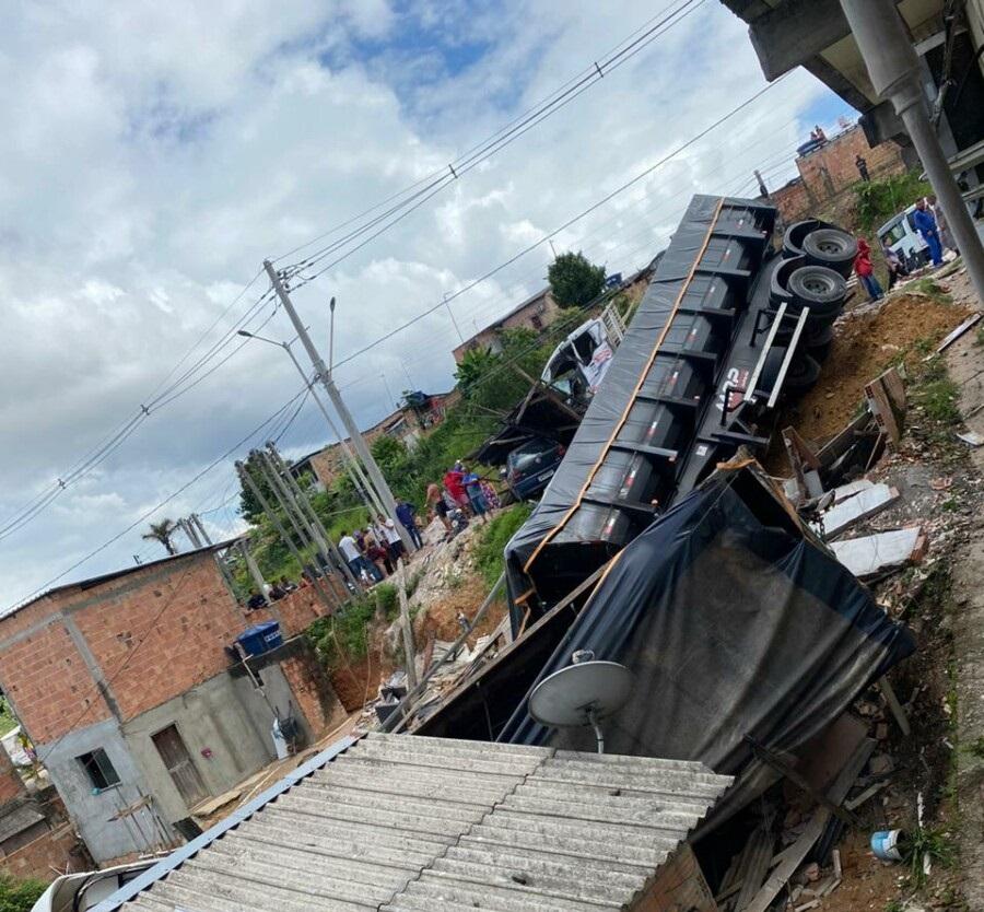 Grave acidente com carreta tem três feridos na estrada do Tarumã