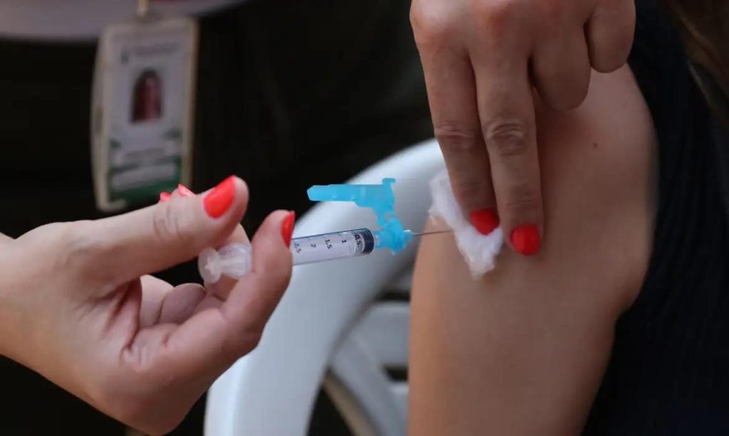 Dose de vacina contra dengue na rede particular varia de R$ 400 a R$ 460