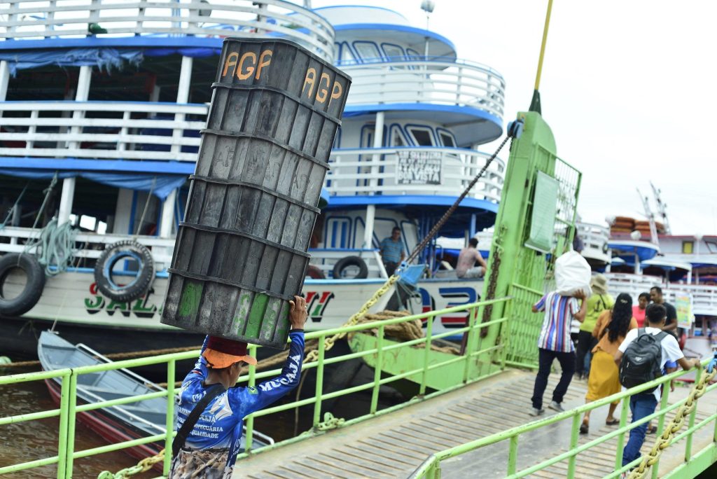 Trabalho árduo e inseguro  na orla da Manaus Moderna
