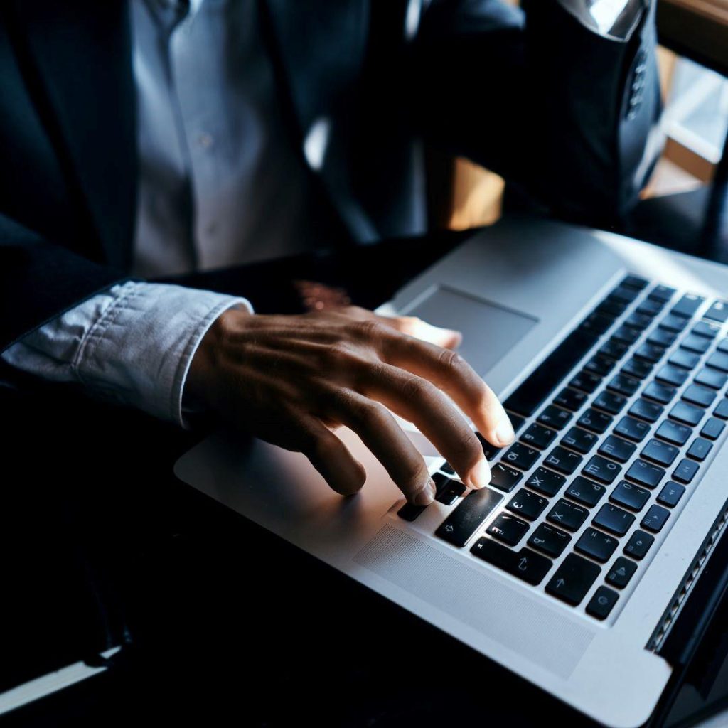 Desvendando o Cenário Digital: Comportamento do Consumidor Local para Empresários