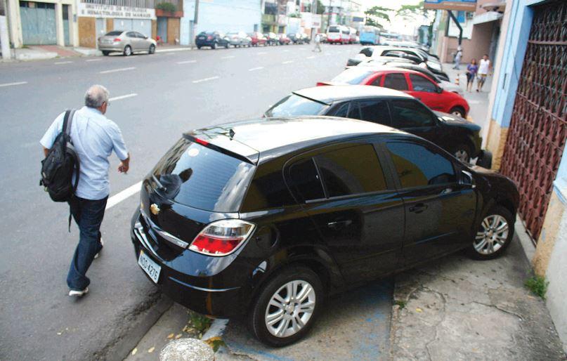 Postes nas calçadas, calçadas privatizadas