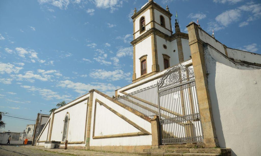 Brasil tem mais igrejas que escolas e hospitais juntos