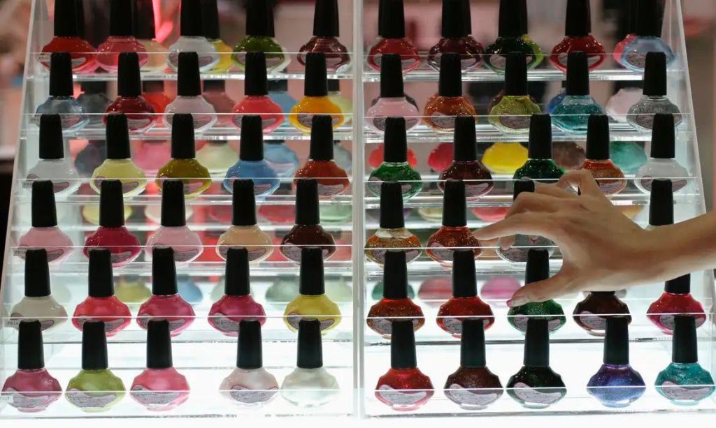 Estudo mostra como glitter usado no carnaval contamina rios e oceanos