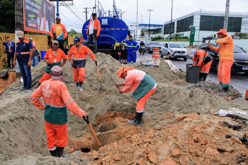 Obra na Constantino Nery avança mesmo com a chuva