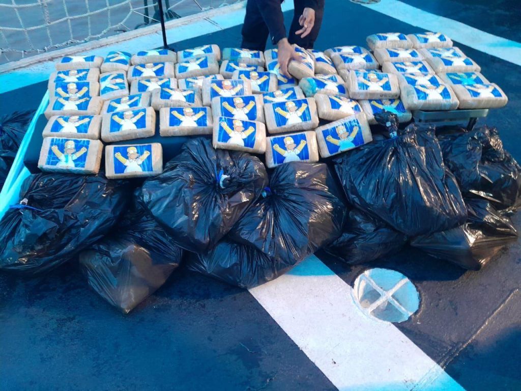 Carga com 1,1 tonelada de maconha é incinerada após apreensão