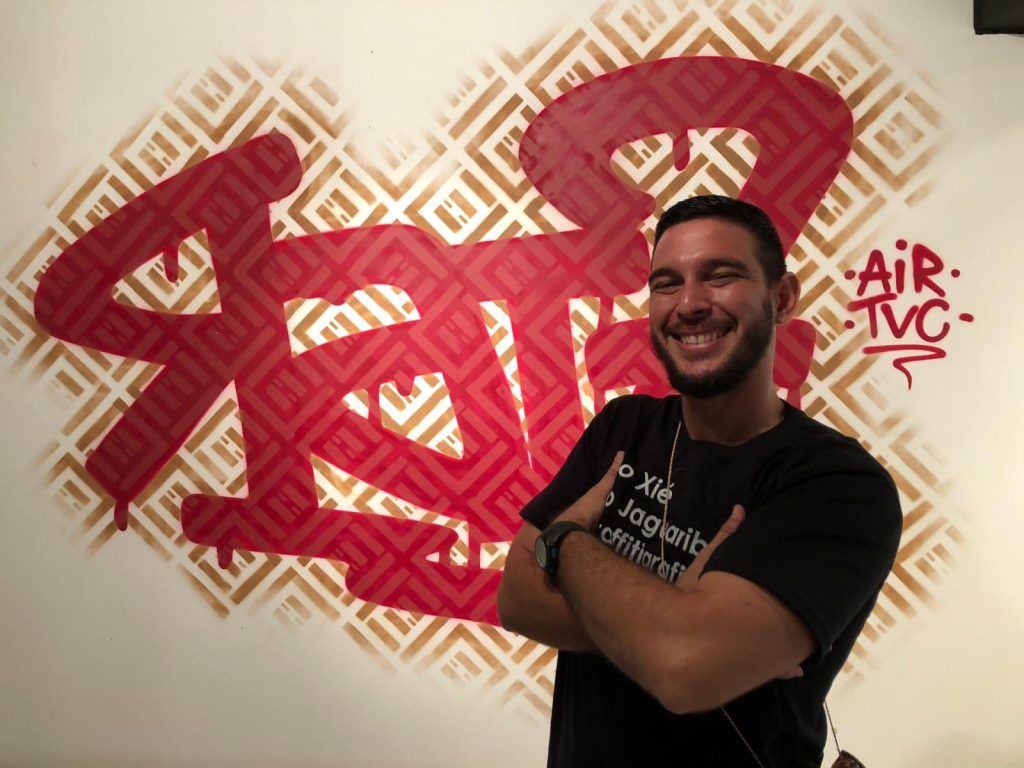 Referência em grafite na região, Raiz Campos é convidado para pintar mural do caminhão Serasa