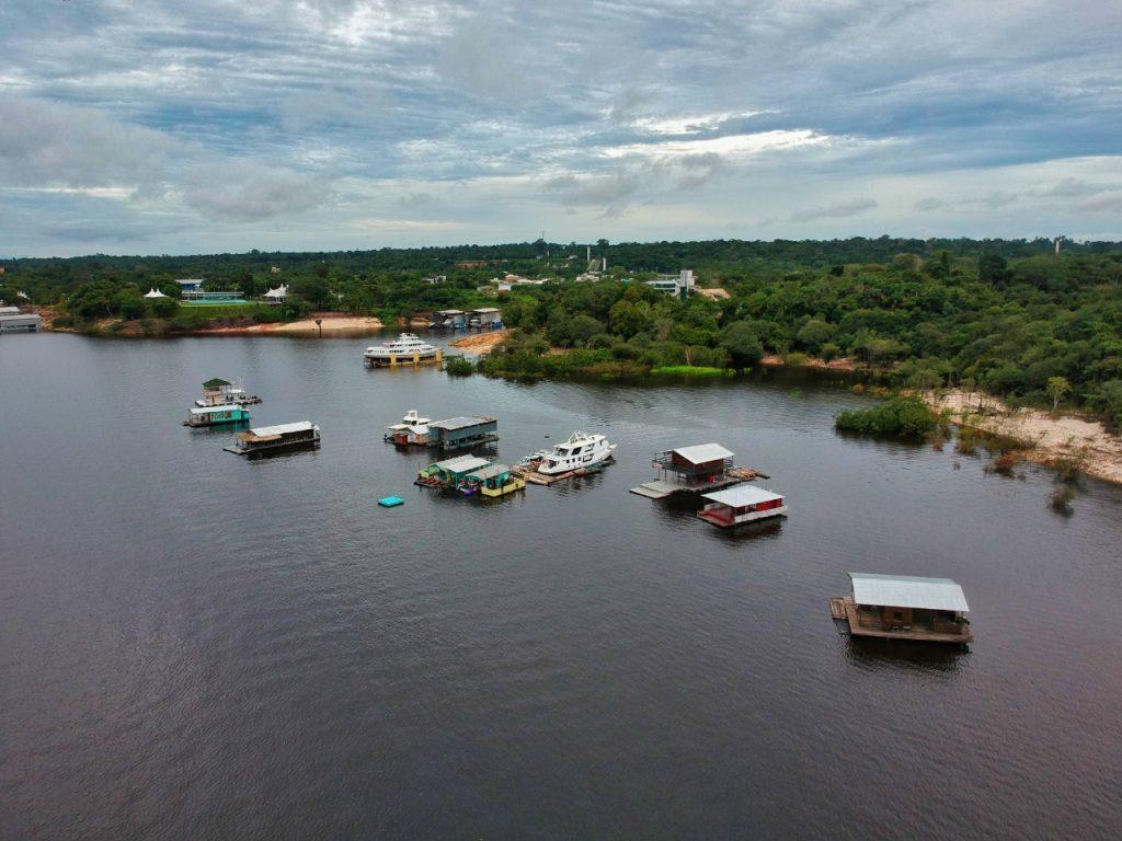 Força policial pode ser utilizada para remover flutuantes do Lago do Tarumã-Açu, determina Justiça