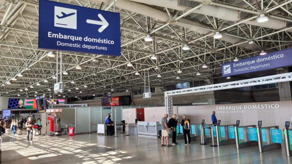 Dupla de colombianas pegam mala com drogas no AM e acabam presas no RJ