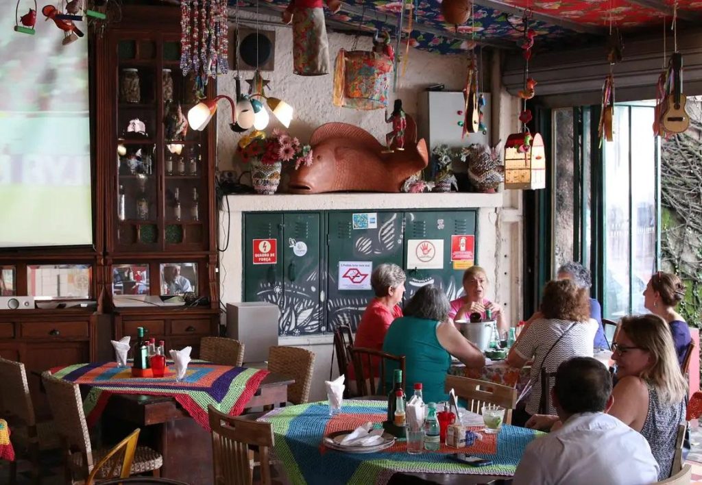 Faturamento de bares e restaurantes cai 30%